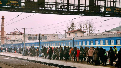 Народ валит в эвакуацию на Запад.